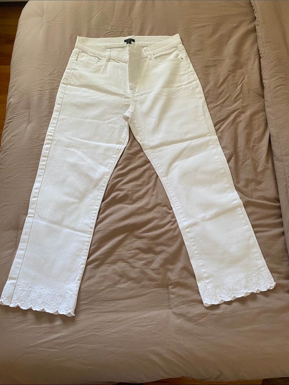 Ann Taylor Factory White Cropped Jeans with Scalloped Lace Hem